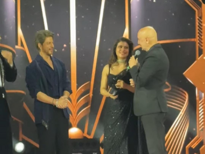SRK, Kajol, Anupam Kher reunite at Filmfare, recreating DDLJ magic | SRK, Kajol, Anupam Kher reunite at Filmfare, recreating DDLJ magic SRK, Kajol, Anupam Kher reunite at Filmfare, recreating DDLJ magic | SRK, Kajol, Anupam Kher reunite at Filmfare, recreating DDLJ magic