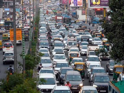 Delhi choke: Festive rush leads to traffic jams on Dhanteras eve | Delhi choke: Festive rush leads to traffic jams on Dhanteras eve Delhi choke: Festive rush leads to traffic jams on Dhanteras eve | Delhi choke: Festive rush leads to traffic jams on Dhanteras eve