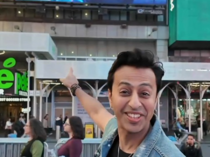 Salim Merchant surprises Sonu Nigam with a special Diwali gift at Times Square | Salim Merchant surprises Sonu Nigam with a special Diwali gift at Times Square Salim Merchant surprises Sonu Nigam with a special Diwali gift at Times Square | Salim Merchant surprises Sonu Nigam with a special Diwali gift at Times Square