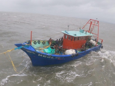 14 fishermen from West Bengal held in Bangladesh after their trawler crosses maritime border | 14 fishermen from West Bengal held in Bangladesh after their trawler crosses maritime border 14 fishermen from West Bengal held in Bangladesh after their trawler crosses maritime border | 14 fishermen from West Bengal held in Bangladesh after their trawler crosses maritime border