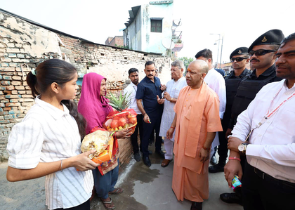 UP CM Yogi spreads Diwali cheer among slum residents in Ayodhya | UP CM Yogi spreads Diwali cheer among slum residents in Ayodhya UP CM Yogi spreads Diwali cheer among slum residents in Ayodhya | UP CM Yogi spreads Diwali cheer among slum residents in Ayodhya
