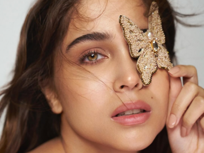 Sharvari receives a bag full of “Diwali Faral” on set couriered by her ‘Aai’ | Sharvari receives a bag full of “Diwali Faral” on set couriered by her ‘Aai’ Sharvari receives a bag full of “Diwali Faral” on set couriered by her ‘Aai’ | Sharvari receives a bag full of “Diwali Faral” on set couriered by her ‘Aai’