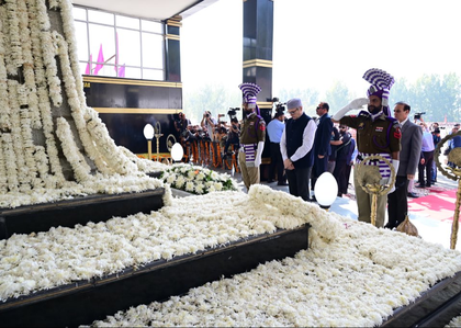J&K L-G, CM pay tributes to fallen martyrs on Police Commemoration Day | J&K L-G, CM pay tributes to fallen martyrs on Police Commemoration Day J&K L-G, CM pay tributes to fallen martyrs on Police Commemoration Day | J&K L-G, CM pay tributes to fallen martyrs on Police Commemoration Day