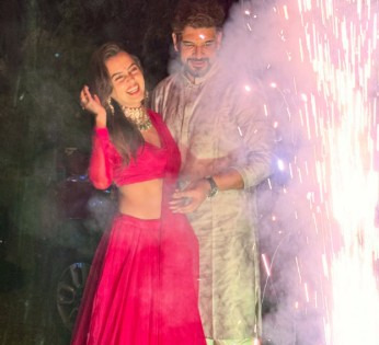 Tejasswi Prakash and Karan Kundrra celebrate Diwali with the former’s parents | Tejasswi Prakash and Karan Kundrra celebrate Diwali with the former’s parents