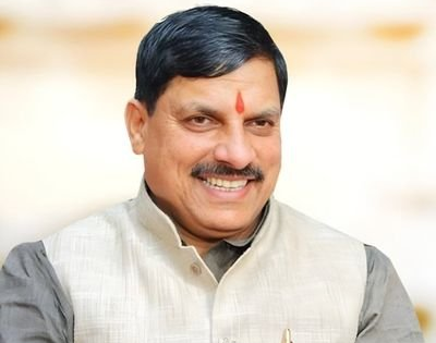 MP CM distributes Diwali gifts to underprivileged girls in Bhopal | MP CM distributes Diwali gifts to underprivileged girls in Bhopal MP CM distributes Diwali gifts to underprivileged girls in Bhopal | MP CM distributes Diwali gifts to underprivileged girls in Bhopal
