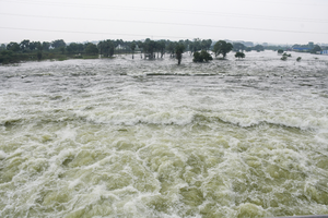 Flood alert issued as discharge from TN's Chembarambakkam, Poondi dams increases | Flood alert issued as discharge from TN's Chembarambakkam, Poondi dams increases Flood alert issued as discharge from TN's Chembarambakkam, Poondi dams increases | Flood alert issued as discharge from TN's Chembarambakkam, Poondi dams increases