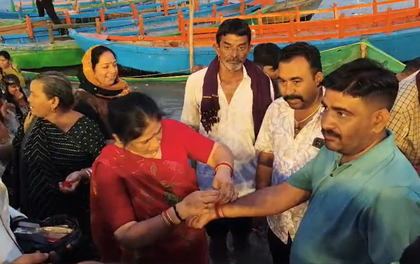 1.25 lakh devotees take holy dip in Yamuna on Bhai Dooj in Mathura | 1.25 lakh devotees take holy dip in Yamuna on Bhai Dooj in Mathura 1.25 lakh devotees take holy dip in Yamuna on Bhai Dooj in Mathura | 1.25 lakh devotees take holy dip in Yamuna on Bhai Dooj in Mathura