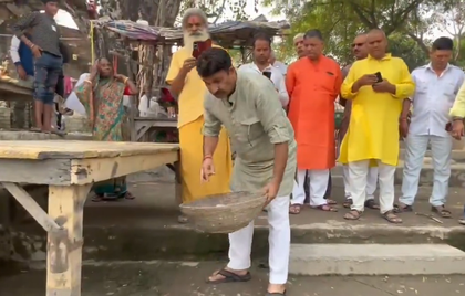 BJP MP Manoj Tiwari cleans Yamuna ghats in his constituency for Chhath festival | BJP MP Manoj Tiwari cleans Yamuna ghats in his constituency for Chhath festival BJP MP Manoj Tiwari cleans Yamuna ghats in his constituency for Chhath festival | BJP MP Manoj Tiwari cleans Yamuna ghats in his constituency for Chhath festival