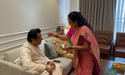 Thackeray family reunites on Bhai Dooj | Thackeray family reunites on Bhai Dooj Thackeray family reunites on Bhai Dooj | Thackeray family reunites on Bhai Dooj