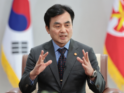 South Korea's Defence Minister inspects security safety control tower ahead of APEC Summit | South Korea's Defence Minister inspects security safety control tower ahead of APEC Summit