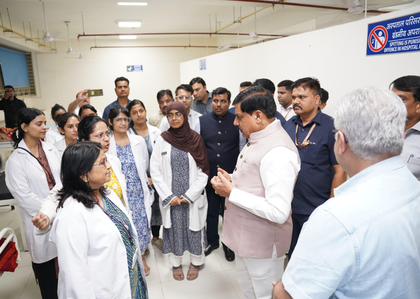 MP CM visits Hamidia hospital to meet children suffering due to carbide guns | MP CM visits Hamidia hospital to meet children suffering due to carbide guns MP CM visits Hamidia hospital to meet children suffering due to carbide guns | MP CM visits Hamidia hospital to meet children suffering due to carbide guns