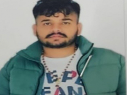 Fugitive gangster Lakhvinder Kumar deported from US, arrested at Delhi airport | Fugitive gangster Lakhvinder Kumar deported from US, arrested at Delhi airport Fugitive gangster Lakhvinder Kumar deported from US, arrested at Delhi airport | Fugitive gangster Lakhvinder Kumar deported from US, arrested at Delhi airport