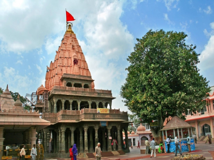 Mahakal Temple Committee bans Mahant, priest for 15 days after sanctum clash | Mahakal Temple Committee bans Mahant, priest for 15 days after sanctum clash Mahakal Temple Committee bans Mahant, priest for 15 days after sanctum clash | Mahakal Temple Committee bans Mahant, priest for 15 days after sanctum clash