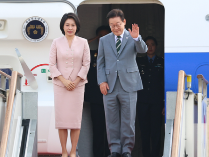 South Korean President Lee departs for Malaysia to attend ASEAN summit | South Korean President Lee departs for Malaysia to attend ASEAN summit South Korean President Lee departs for Malaysia to attend ASEAN summit | South Korean President Lee departs for Malaysia to attend ASEAN summit