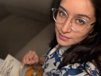Marathi mulgi Shraddha Kapoor indulges in some ‘Diwali faral’ while reading script | Marathi mulgi Shraddha Kapoor indulges in some ‘Diwali faral’ while reading script