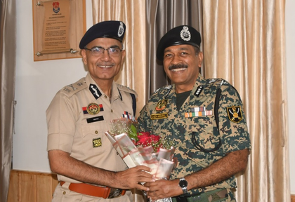 BSF reviews preparedness along Indo-B’desh border | BSF reviews preparedness along Indo-B’desh border BSF reviews preparedness along Indo-B’desh border | BSF reviews preparedness along Indo-B’desh border