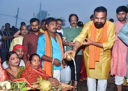 Bihar: Devotees offer 'Arghya' to the rising sun, four-day Chhath Puja concludes | Bihar: Devotees offer 'Arghya' to the rising sun, four-day Chhath Puja concludes Bihar: Devotees offer 'Arghya' to the rising sun, four-day Chhath Puja concludes | Bihar: Devotees offer 'Arghya' to the rising sun, four-day Chhath Puja concludes