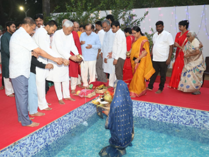 Bihar CM Nitish Kumar performs 'Usha Arghya', marking end of Chhath Puja | Bihar CM Nitish Kumar performs 'Usha Arghya', marking end of Chhath Puja Bihar CM Nitish Kumar performs 'Usha Arghya', marking end of Chhath Puja | Bihar CM Nitish Kumar performs 'Usha Arghya', marking end of Chhath Puja