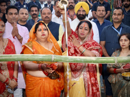 Delhi, Assam CMs offer ‘Usha Arghya’ on final day of Chhath Puja | Delhi, Assam CMs offer ‘Usha Arghya’ on final day of Chhath Puja Delhi, Assam CMs offer ‘Usha Arghya’ on final day of Chhath Puja | Delhi, Assam CMs offer ‘Usha Arghya’ on final day of Chhath Puja
