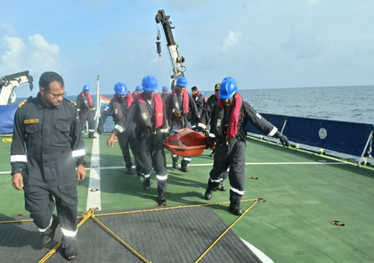 Indian Coast Guard rescues injured Iranian fisherman | Indian Coast Guard rescues injured Iranian fisherman Indian Coast Guard rescues injured Iranian fisherman | Indian Coast Guard rescues injured Iranian fisherman