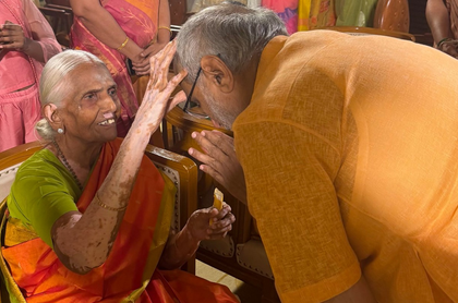 VP Radhakrishnan takes time out of busy schedule to meet his mother in Tiruppur | VP Radhakrishnan takes time out of busy schedule to meet his mother in Tiruppur VP Radhakrishnan takes time out of busy schedule to meet his mother in Tiruppur | VP Radhakrishnan takes time out of busy schedule to meet his mother in Tiruppur