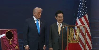 South Korean President gifts Trump replica of ancient gold crown, awards highest state medal | South Korean President gifts Trump replica of ancient gold crown, awards highest state medal South Korean President gifts Trump replica of ancient gold crown, awards highest state medal | South Korean President gifts Trump replica of ancient gold crown, awards highest state medal