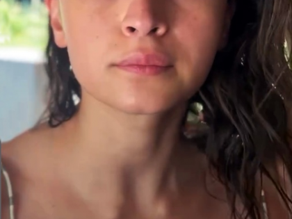 Alia Bhatt flaunts a perfect hair flip while doing her makeup | Alia Bhatt flaunts a perfect hair flip while doing her makeup