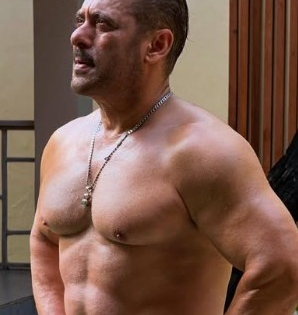 Salman Khan drops his 'shirtless' pics, fans go gaga | Salman Khan drops his 'shirtless' pics, fans go gaga