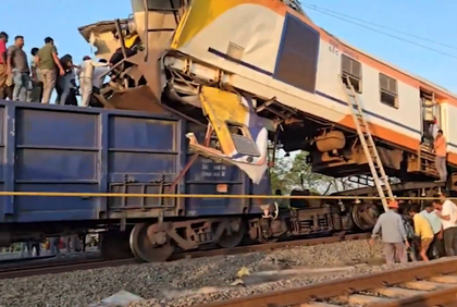 Four dead as MEMU passenger train collides with freight train near Chhattisgarh's Bilaspur | Four dead as MEMU passenger train collides with freight train near Chhattisgarh's Bilaspur