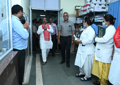 Chhattisgarh: Dy CM visits injured train crash victims in hospitals | Chhattisgarh: Dy CM visits injured train crash victims in hospitals