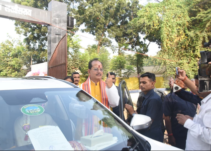 Bihar Dy CM Vijay Sinha's convoy attacked in Lakhisarai, CEC orders probe | Bihar Dy CM Vijay Sinha's convoy attacked in Lakhisarai, CEC orders probe