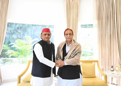 Azam Khan meets Akhilesh Yadav in Lucknow, sparks political buzz | Azam Khan meets Akhilesh Yadav in Lucknow, sparks political buzz