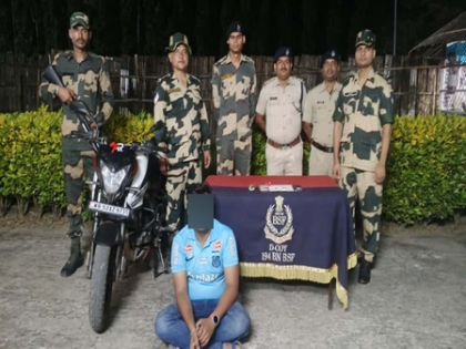 BSF, RPF arrest smuggler; seize gold valued at over Rs 30 lakh | BSF, RPF arrest smuggler; seize gold valued at over Rs 30 lakh BSF, RPF arrest smuggler; seize gold valued at over Rs 30 lakh | BSF, RPF arrest smuggler; seize gold valued at over Rs 30 lakh