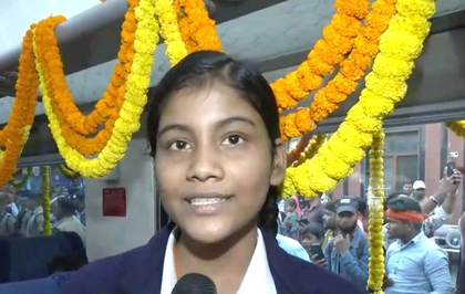 PM Modi interacts with students on board Vande Bharat train in Varanasi | PM Modi interacts with students on board Vande Bharat train in Varanasi PM Modi interacts with students on board Vande Bharat train in Varanasi | PM Modi interacts with students on board Vande Bharat train in Varanasi