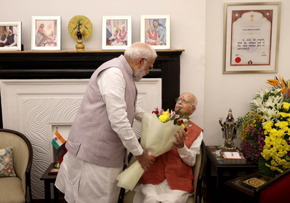 PM Modi meets Bharat Ratna LK Advani, extends birthday wishes | PM Modi meets Bharat Ratna LK Advani, extends birthday wishes