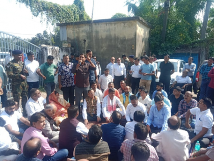 Jharkhand: Robbery and firing on trader sparks shutdown in Dhanbad market | Jharkhand: Robbery and firing on trader sparks shutdown in Dhanbad market