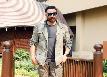 Sunny Deol arrives at hospital with son to see father Dharmendra | Sunny Deol arrives at hospital with son to see father Dharmendra