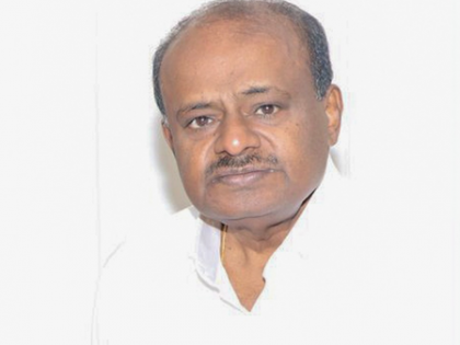 Video of Namaz at Bengaluru Airport sparks criticism; Kumaraswamy calls for dedicated prayer space | Video of Namaz at Bengaluru Airport sparks criticism; Kumaraswamy calls for dedicated prayer space