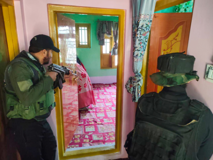 Delhi blast: Over 36 picked up for questioning in Kashmir | Delhi blast: Over 36 picked up for questioning in Kashmir Delhi blast: Over 36 picked up for questioning in Kashmir | Delhi blast: Over 36 picked up for questioning in Kashmir