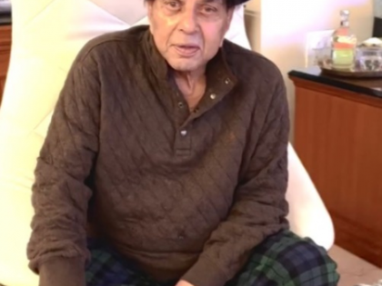 Dharmendra discharged from hospital, ambulance departs from actor’s home | Dharmendra discharged from hospital, ambulance departs from actor’s home