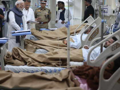 PM Modi meets survivors of Delhi blast at LNJP Hospital | PM Modi meets survivors of Delhi blast at LNJP Hospital PM Modi meets survivors of Delhi blast at LNJP Hospital | PM Modi meets survivors of Delhi blast at LNJP Hospital