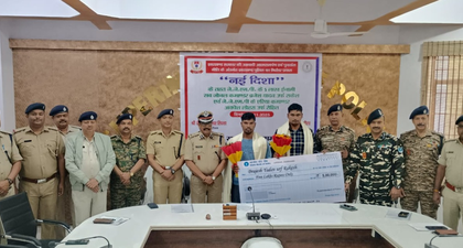 Two ultras carrying Rs 5 lakh reward surrender in Jharkhand’s Latehar | Two ultras carrying Rs 5 lakh reward surrender in Jharkhand’s Latehar