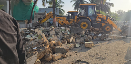 Gujarat: Bulldozers roll on illegal encroachments in Gir Somnath | Gujarat: Bulldozers roll on illegal encroachments in Gir Somnath