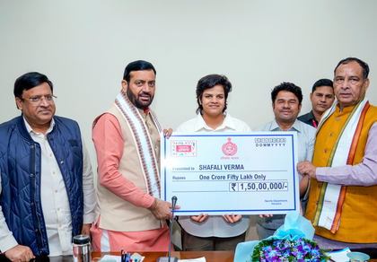 Haryana CM Saini gives Rs 1.50 crore cheque to cricketer Shafali Verma | Haryana CM Saini gives Rs 1.50 crore cheque to cricketer Shafali Verma