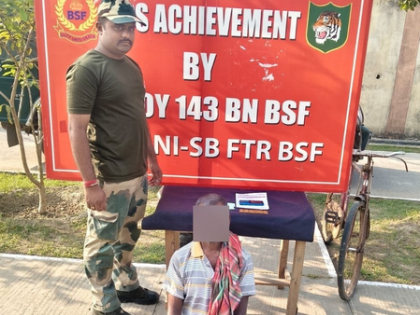 Smuggler arrested in Bengal; gold valued at over Rs 88 lakh seized | Smuggler arrested in Bengal; gold valued at over Rs 88 lakh seized