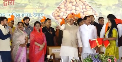 MP CM transfers Rs 233 crore to 1.33 lakh soyabean farmers under Bhavantar Yojana | MP CM transfers Rs 233 crore to 1.33 lakh soyabean farmers under Bhavantar Yojana