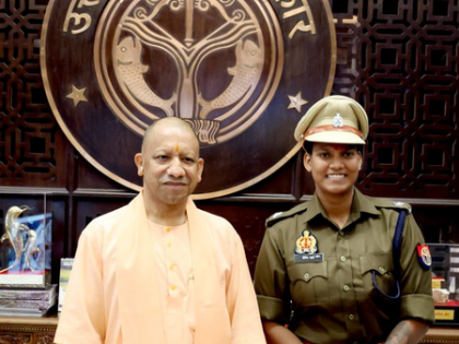 UP CM Yogi Adityanath meets DSP-cum-cricketer Deepti Sharma | UP CM Yogi Adityanath meets DSP-cum-cricketer Deepti Sharma UP CM Yogi Adityanath meets DSP-cum-cricketer Deepti Sharma | UP CM Yogi Adityanath meets DSP-cum-cricketer Deepti Sharma