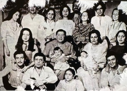 Kareena Kapoor Khan shares a rare image of the entire Kapoor clan | Kareena Kapoor Khan shares a rare image of the entire Kapoor clan