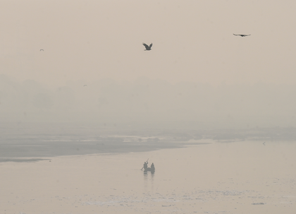 Delhi continues to choke on toxic air as AQI remains in 'severe' zone | Delhi continues to choke on toxic air as AQI remains in 'severe' zone Delhi continues to choke on toxic air as AQI remains in 'severe' zone | Delhi continues to choke on toxic air as AQI remains in 'severe' zone