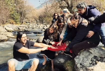 Zayed Khan, Sanjay Khan become inconsolable at late Zarine Khan's 'asthi visarjan' | Zayed Khan, Sanjay Khan become inconsolable at late Zarine Khan's 'asthi visarjan' Zayed Khan, Sanjay Khan become inconsolable at late Zarine Khan's 'asthi visarjan' | Zayed Khan, Sanjay Khan become inconsolable at late Zarine Khan's 'asthi visarjan'